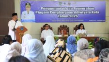 Wali Kota Probolinggo dr. Aminuddin saat sambuatan dalam penyerahan piagam penghargaan Adiwiyata kepada perwakilan sekolah penerima di Aula Bestari DLH Kota Probolinggo, Jumat (7/11/2025).