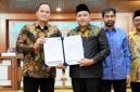 Bupati Pasuruan Rusdi Sutejo menerima dokumen hibah aset rampasan negara secara simbolis dari Direktur Labuksi KPK RI, Mungki Hadipratikto, di Gedung Serba Guna Setda Aceh, Kamis (6/11/2025).