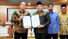 Bupati Pasuruan Rusdi Sutejo menerima dokumen hibah aset rampasan negara secara simbolis dari Direktur Labuksi KPK RI, Mungki Hadipratikto, di Gedung Serba Guna Setda Aceh, Kamis (6/11/2025).