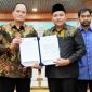 Bupati Pasuruan Rusdi Sutejo menerima dokumen hibah aset rampasan negara secara simbolis dari Direktur Labuksi KPK RI, Mungki Hadipratikto, di Gedung Serba Guna Setda Aceh, Kamis (6/11/2025).
