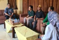 Kepala Disperinaker Bangkalan Jemmi Tria Sukmana saat mendampingi pemulangan PMI purna asal Desa Lantek Timur, Kecamatan Galis, Jumat (7/11/2025).