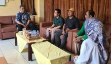 Kepala Disperinaker Bangkalan Jemmi Tria Sukmana saat mendampingi pemulangan PMI purna asal Desa Lantek Timur, Kecamatan Galis, Jumat (7/11/2025).