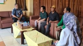 Kepala Disperinaker Bangkalan Jemmi Tria Sukmana saat mendampingi pemulangan PMI purna asal Desa Lantek Timur, Kecamatan Galis, Jumat (7/11/2025).