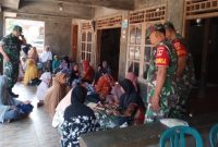 Babinsa Koramil 18/Kalijambe Kodim 0725/Sragen mendampingi kegiatan pemeriksaan kesehatan bagi lansia di Dukuh Cengklik, Desa Jetiskarangpung, Kecamatan Kalijambe, Jumat (7/11/2025).