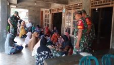 Babinsa Koramil 18/Kalijambe Kodim 0725/Sragen mendampingi kegiatan pemeriksaan kesehatan bagi lansia di Dukuh Cengklik, Desa Jetiskarangpung, Kecamatan Kalijambe, Jumat (7/11/2025).