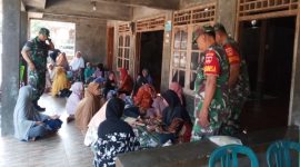 Babinsa Koramil 18/Kalijambe Kodim 0725/Sragen mendampingi kegiatan pemeriksaan kesehatan bagi lansia di Dukuh Cengklik, Desa Jetiskarangpung, Kecamatan Kalijambe, Jumat (7/11/2025).