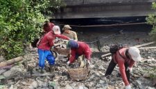 Petugas Dinas Sumber Daya Air dan Bina Marga (DSDABM) Surabaya membersihkan tumpukan sampah di rumah pompa Greges guna mencegah penyumbatan saluran air.