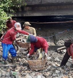 Antisipasi Banjir, DSDABM Surabaya Siagakan Petugas Rumah Pompa 24 Jam untuk Bersihkan Sampah