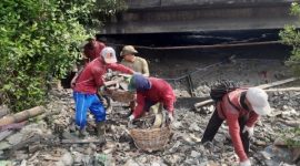 Petugas Dinas Sumber Daya Air dan Bina Marga (DSDABM) Surabaya membersihkan tumpukan sampah di rumah pompa Greges guna mencegah penyumbatan saluran air.