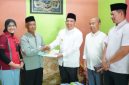 Wali Kota Probolinggo, Dokter Aminuddin, menyerahkan santunan kematian kepada ahli waris warga di Kelurahan Ketapang, Kecamatan Kademangan, Jumat (7/11/2025).