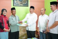 Wali Kota Probolinggo, Dokter Aminuddin, menyerahkan santunan kematian kepada ahli waris warga di Kelurahan Ketapang, Kecamatan Kademangan, Jumat (7/11/2025).