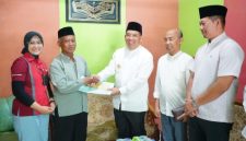 Wali Kota Probolinggo, Dokter Aminuddin, menyerahkan santunan kematian kepada ahli waris warga di Kelurahan Ketapang, Kecamatan Kademangan, Jumat (7/11/2025).