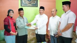 Wali Kota Probolinggo, Dokter Aminuddin, menyerahkan santunan kematian kepada ahli waris warga di Kelurahan Ketapang, Kecamatan Kademangan, Jumat (7/11/2025).