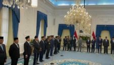 Presiden Prabowo Subianto melantik Komisi Percepatan Reformasi Kepolisian di Istana Merdeka, Jakarta, Jumat (7/11/2025).
