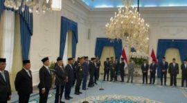 Presiden Prabowo Subianto melantik Komisi Percepatan Reformasi Kepolisian di Istana Merdeka, Jakarta, Jumat (7/11/2025).
