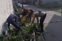 Babinsa Joyotakan bersama Bhabinkamtibmas dan warga bergotong royong membersihkan lingkungan di Kelurahan Joyotakan, Kecamatan Serengan, Surakarta.