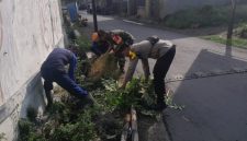 Babinsa Joyotakan bersama Bhabinkamtibmas dan warga bergotong royong membersihkan lingkungan di Kelurahan Joyotakan, Kecamatan Serengan, Surakarta.