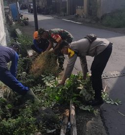 Babinsa Joyotakan Ajak Warga dan Bhabinkamtibmas Gelar Kerja Bakti Jaga Kebersihan Lingkungan