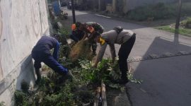 Babinsa Joyotakan bersama Bhabinkamtibmas dan warga bergotong royong membersihkan lingkungan di Kelurahan Joyotakan, Kecamatan Serengan, Surakarta.