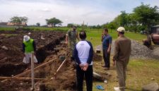 Dandim 0724/Boyolali Letkol Inf Dhanu Anggoro Asmoro saat meninjau lokasi rencana pembangunan Koperasi Desa Merah Putih di Kecamatan Sawit, Boyolali, Sabtu (08/11/2025).