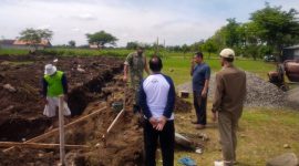 Dandim 0724/Boyolali Letkol Inf Dhanu Anggoro Asmoro saat meninjau lokasi rencana pembangunan Koperasi Desa Merah Putih di Kecamatan Sawit, Boyolali, Sabtu (08/11/2025).