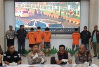 Kapolres Pamekasan AKBP Hendra Eko Triyulianto saat memberikan keterangan pers terkait pengungkapan kasus pengeroyokan dan penganiayaan yang menyebabkan korban meninggal dunia di depan Masjid Agung Asy Syuhada, Pamekasan.