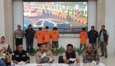 Kapolres Pamekasan AKBP Hendra Eko Triyulianto saat memberikan keterangan pers terkait pengungkapan kasus pengeroyokan dan penganiayaan yang menyebabkan korban meninggal dunia di depan Masjid Agung Asy Syuhada, Pamekasan.