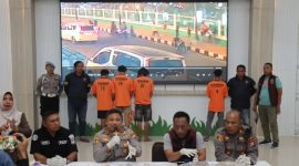 Kapolres Pamekasan AKBP Hendra Eko Triyulianto saat memberikan keterangan pers terkait pengungkapan kasus pengeroyokan dan penganiayaan yang menyebabkan korban meninggal dunia di depan Masjid Agung Asy Syuhada, Pamekasan.
