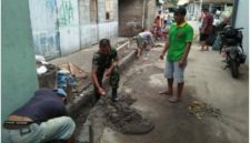 Babinsa Koramil 11/Ngemplak Kodim 0724/Boyolali Serka Eko Tri Wibowo bersama warga Dukuh Ngampo saat melaksanakan kerja bakti memperbaiki jalan dan membersihkan selokan di Desa Kismoyoso, Kecamatan Ngemplak.