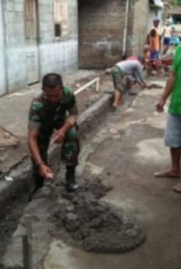 Babinsa Ngemplak Ajak Warga Gotong Royong Perbaiki Jalan dan Bersihkan Selokan