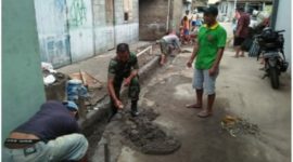 Babinsa Koramil 11/Ngemplak Kodim 0724/Boyolali Serka Eko Tri Wibowo bersama warga Dukuh Ngampo saat melaksanakan kerja bakti memperbaiki jalan dan membersihkan selokan di Desa Kismoyoso, Kecamatan Ngemplak.