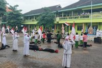 Siswa MI Pondok Pesantren At-Taufiqiyah menampilkan drama kolosal bertema Resolusi Jihad dalam rangka memperingati Hari Pahlawan di Desa Aengbaja Raja, Kecamatan Bluto, Sumenep.