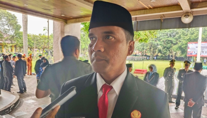 Bupati Bangkalan Lukman Hakim menyampaikan rasa syukur atas penghargaan tersebut usai memimpin upacara peringatan Hari Pahlawan 2025 di halaman Kantor Bupati Bangkalan.