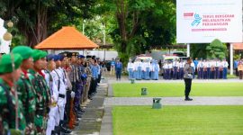 Bupati Banyuwangi Ipuk Fiestiandani memimpin upacara peringatan Hari Pahlawan 2025 di halaman Kantor Bupati Banyuwangi, Senin (10/11/2025).