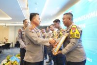 Direktur Binmas Polda Jatim Kombes Pol Lafri Prasetyono menyerahkan penghargaan kepada Brigpol Abdurrahman Nur Huda atas dedikasinya membangun masjid dan TPQ bersama masyarakat Desa Paberasan, Sumenep.