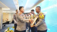 Direktur Binmas Polda Jatim Kombes Pol Lafri Prasetyono menyerahkan penghargaan kepada Brigpol Abdurrahman Nur Huda atas dedikasinya membangun masjid dan TPQ bersama masyarakat Desa Paberasan, Sumenep.