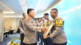 Direktur Binmas Polda Jatim Kombes Pol Lafri Prasetyono menyerahkan penghargaan kepada Brigpol Abdurrahman Nur Huda atas dedikasinya membangun masjid dan TPQ bersama masyarakat Desa Paberasan, Sumenep.