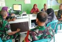 Babinsa bersama bidan desa melakukan pendataan dan pemeriksaan balita di Desa Guworejo, Karangmalang, Sragen.