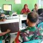 Babinsa bersama bidan desa melakukan pendataan dan pemeriksaan balita di Desa Guworejo, Karangmalang, Sragen.