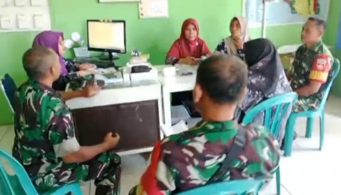 Babinsa bersama bidan desa melakukan pendataan dan pemeriksaan balita di Desa Guworejo, Karangmalang, Sragen.
