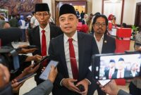Wali Kota Surabaya Eri Cahyadi saat memberikan keterangan usai penetapan APBD Kota Surabaya Tahun 2026.