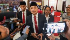 Wali Kota Surabaya Eri Cahyadi saat memberikan keterangan usai penetapan APBD Kota Surabaya Tahun 2026.
