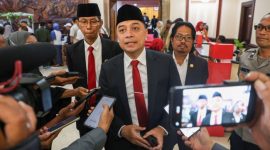 Wali Kota Surabaya Eri Cahyadi saat memberikan keterangan usai penetapan APBD Kota Surabaya Tahun 2026.