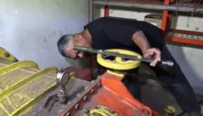 Sucipto memeriksa turbin PLTMH buatannya di aliran sungai Dusun Kajar Kuning, Desa Sumberwuluh, Lumajang.