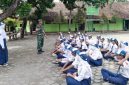 Babinsa Koramil 04/Teras Kodim 0724/Boyolali memberikan pembekalan kepemimpinan kepada siswa-siswi SMPN 2 Teras.