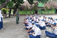 Babinsa Koramil 04/Teras Kodim 0724/Boyolali memberikan pembekalan kepemimpinan kepada siswa-siswi SMPN 2 Teras.
