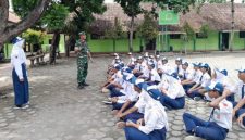 Babinsa Koramil 04/Teras Kodim 0724/Boyolali memberikan pembekalan kepemimpinan kepada siswa-siswi SMPN 2 Teras.