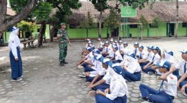Babinsa Koramil 04/Teras Kodim 0724/Boyolali memberikan pembekalan kepemimpinan kepada siswa-siswi SMPN 2 Teras.