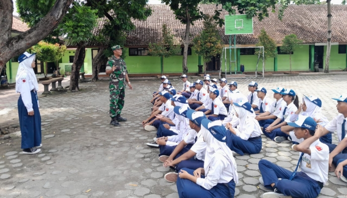 Babinsa Koramil 04/Teras Kodim 0724/Boyolali memberikan pembekalan kepemimpinan kepada siswa-siswi SMPN 2 Teras.