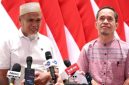 Dua guru asal Kabupaten Luwu Utara, Sulawesi Selatan, yaitu Drs. Abdul Moeis dan Drs. Rasnal, M.Pd, memberikan keterangan pers kepada awak media usai menerima surat rehabilitasi dari Presiden Prabowo Subianto pada Kamis, 13 November 2025, di Pangkalan TNI AU Halim Perdanakusuma Jakarta Foto: BPMI Setpres/Kris
